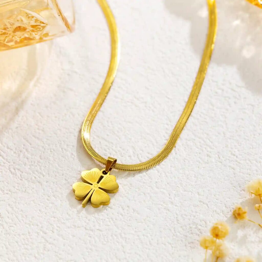 Light Luxury High-End Four-leaf Clover Necklace Set Elegant Titanium Steel Trendy Gold-Plated Women's Clavicle Chain